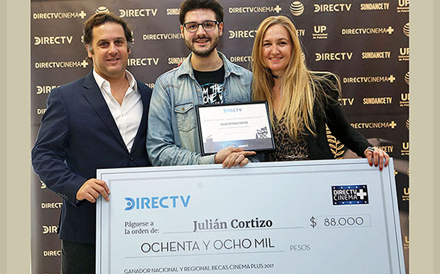 JULIAN CORTIZO el ganador de la beca junto a directivos de DIRECTV (Foto: Directv)