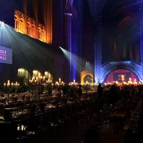 .La Catedral de Liverpool acogió la cena temática con ambientación inspirada en el siglo XVI, época en que transcurre Wolf Hall. ​Más de 700 asistentes participaron de la gala.