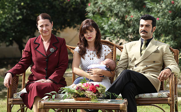 Vahide Perçin (izq.) y Murat Ünalmış (derecha), pugnarán por los galardones al mejor talento en idioma no español.