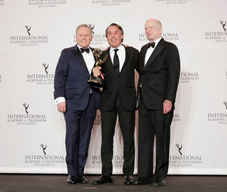 Emilio Azcárraga, reconocido con el Emmy Directorate Award, junto a David Zaslav, máximo ejecutivo de Discovery Communications, y Bruce Paisner, CEO y presidente de la International Academy of Television Arts & Sciences.