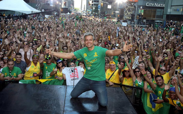 Otaviano Costa con la multitud reunida en BR Day NY
