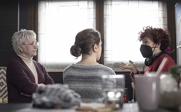 Blanca Portillo e Icíar Bollaín durante rodaje de “Maixabel”, ganadora de 2 premios.