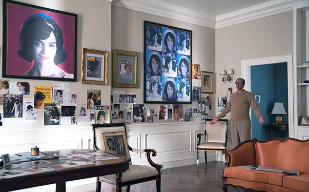 El matrimonio de Jackie con el multimillonario griego Aristóteles Onassis, que indignó a los estadounidenses, también alimenta la trama de la serie.