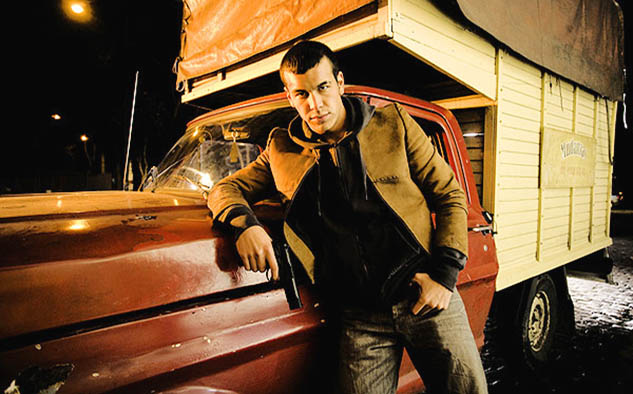 ”Carne de neón” es otro thriller en donde Ricky (Mario Casas), un chico abandonado de la calle, ha sobrevivido junto a prostitutas y chulos hasta cuando cumple 23 años.
