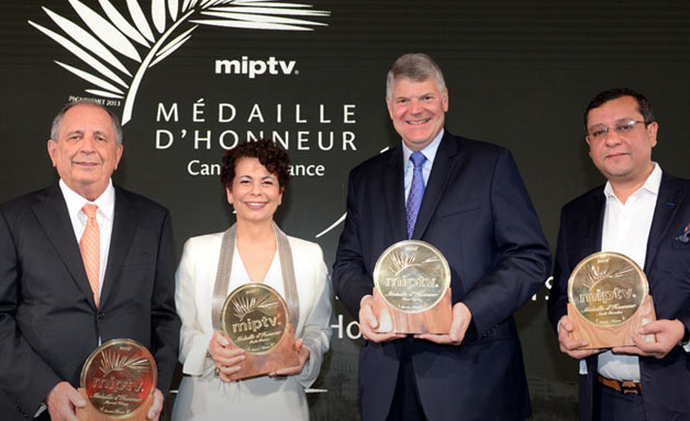 MIPTV 2016 Medalla de Honor para Marcel Vinay H (Comarex), Rola Bauer (Tardem), Ben Pyne (Disney) y Amit Goenka (Zeel).
