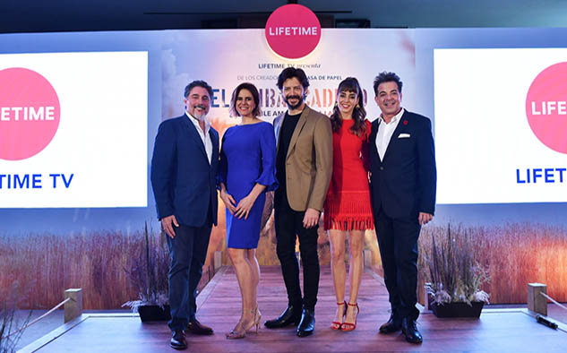 Morte y Arcos, rodeados por Eddy Ruiz, presidente y gerente general de A+E Networks Latin America; Carmen Larios, VP sénior y Head de Contenido de Lifetime Latin America, y César Sabroso.