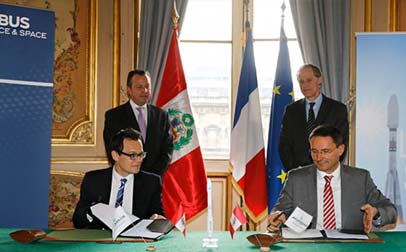 El CEO de Arianespace Chairman Stéphane Israël (izq.) y Eric Béranger (der.) CEO de Airbus Defence & Space firman el contracto de lanzamiento del PeruSat-1 durante la ceremonia en el "Quai d'Orsay" (Oficina de Asuntos Extranjeros) in Paris. El evento fue presenciado por Christian Masset, Secretario General del Ministerio derelaciones Exteriores(atras der.), y Jakke Valakivi Alvarez, Ministro de Defensa del Peru (atras izq.).