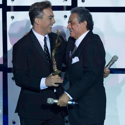 Entrega especial del premio de Ritmoson de Christian Castro para José José.