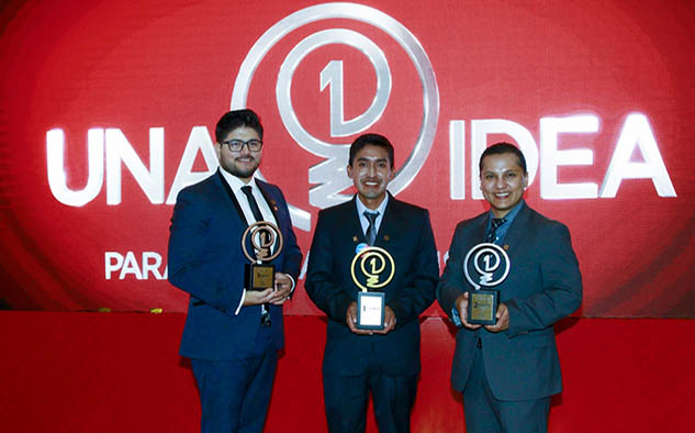 Los ganadores: Jan Andrei Merino (tercer lugar), Julio Joel Garay Barrios (ganador) y Carlos Obando (escolta).