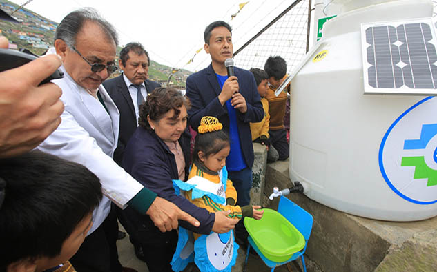 Con esta iniciativa se beneficia a 350 alumnos de nivel inicial y primario del colegio San José Obrero con 3 turbinas; y a seis familias del poblado Virgen de la Candelaria, en Lima.