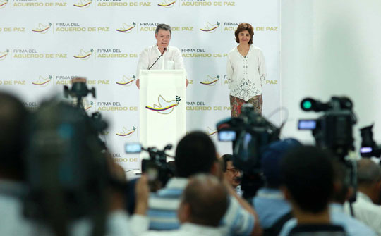 Presidente de Colombia Juan Manuel Santos con reporteros en Cartagena que cubren firma del tratado de paz con las Farc (foto: Nelson Cárdenas / SIG)