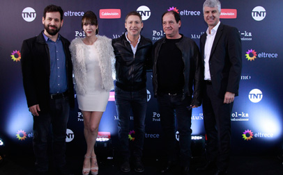 Mariano César, de TNT; Inés Estévez, Adrián Suar, de Pol-ka; Julio Chávez y Antonio Álvarez, gerente de Programación de Cablevisión, en la presentación pública de la miniserie.