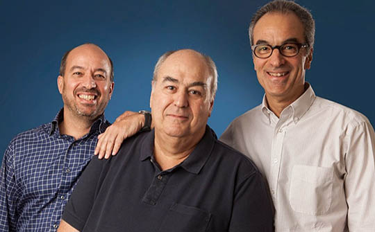 Globo Roberto Irineu Marinho (centro), rodeado por José Roberto Marinho (a su izquierda) y João Roberto Marinho.