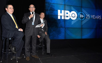 Emilio Rubio habla en la apertura del festejo de HBO en su centro de operaciones de Sunrise. A su lado, Enrique Cusco y Simon Sutton.