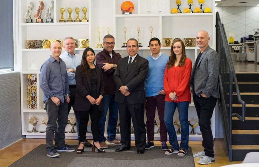 Manny Flores, CEO de la compañía. junto a su equipo. 