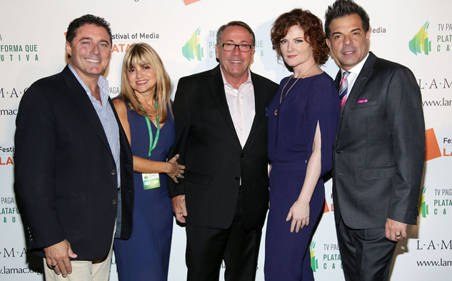 Un alto en la presentación de la programadora: Eduardo Ruiz, presidente y gerente general de A+E Networks Latin America; Melisa Quiñoy, VPS de Ventas Publicitarias A+E Networks Latin America; Gary Mc Bride, CEO de LAMAC; Rebecca Wisocky, actriz de Devious Maids x Lifetime; y César Sabroso, VPS de Mercadeo de A+E Networks Latin America.