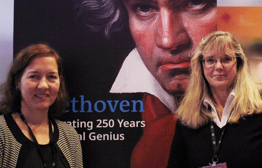 Andrea Hugemann, ejecutiva de DW Transtel Latinoamérica, junto a Sylvia Viljoen, directora de Distribución América, en NATPE 2020.