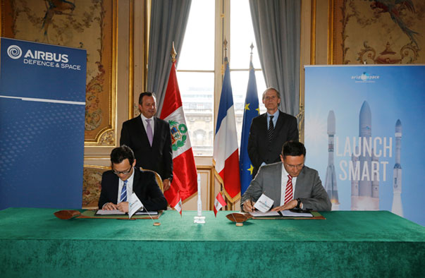 Stéphane Israël, Arianespace Chairman- CEO y Eric Béranger Airbus Defence & Space firman acuerdo de servicio de PeruSat-1