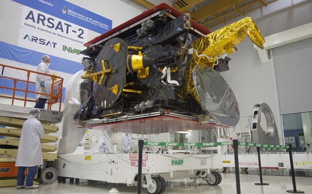 Satélite Arsat-2 durante su preparación en Invap de Argentina