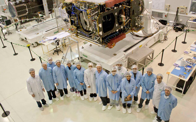 INVAP Planta de INVAP y técnicos argentinos constructores del Arsat 1.