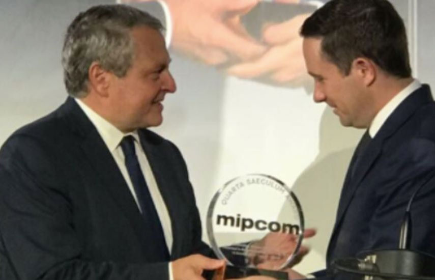 Paul Zilk, de Reed Midem, entrega el reconocimiento a Benjamín Salinas Sada.