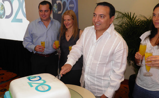 Allan Navarrete en el corte de la torta de los 20 años en Acapulco, rodeado por su equipo.