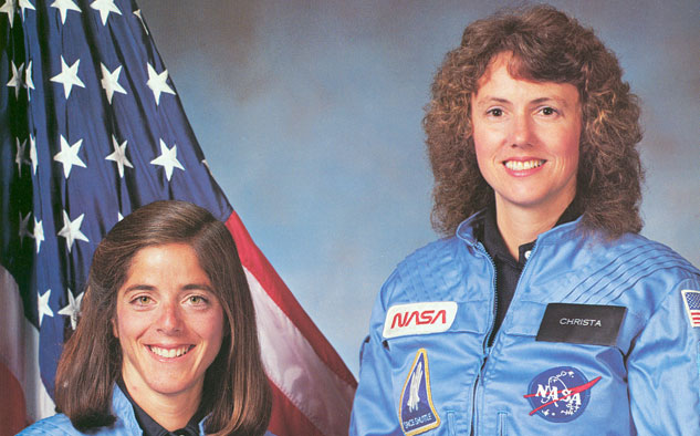 NASA Christa McAuliffe (der.) y Barbara Morgan, tripulante titular y suplente, del Proyecto Maestro en el Espacio para la misión STS-51L. La misión fracasó trágicamente cuando el orbitador Challenger explotó 73 segundos después del despegue el 28 de enero de 1986.