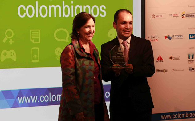 Canal TR3CE Momento en que el gerente de Canal TR3CE, Lennart Rodríguez, recibe el premio de manos de María Isabel Mejía, vicemInistra de Tecnologías y Sistemas de Información.
