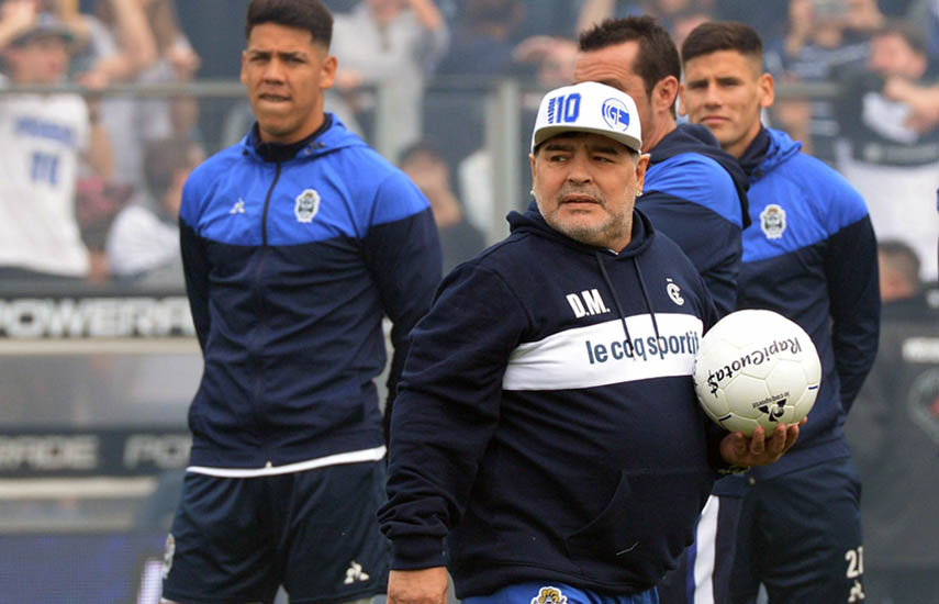 Diego Maradona es el director técnico de Gimnasia que enfrenta en el partido inaugural a Sportivo Barracas de la Primera del fútbol argentino.