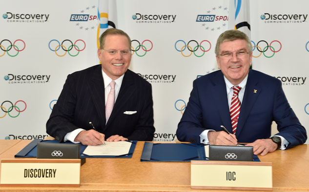 Christophe-Moratal - COI David-Zaslav y el presidente del COI, Thomas Bach, en la rúbrica histórica para el grupo estadounidense.