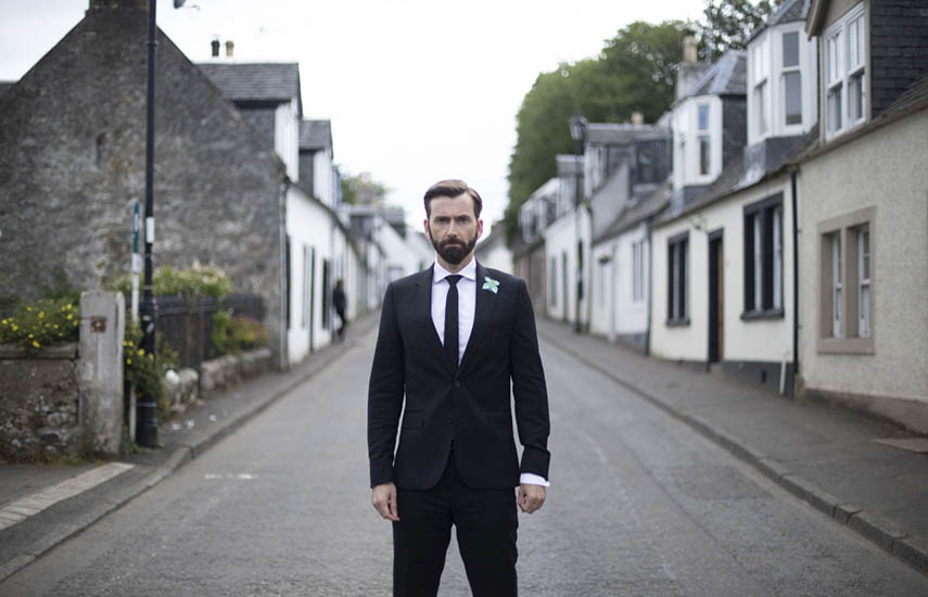 El actor David Tennant (también productor) interpreta al Dr Tom Kendrick, médico de cabecera en un pueblo escocés, víctima de un extraño incendio en su casa.