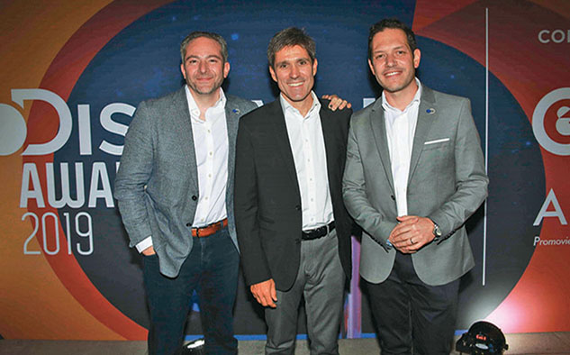 Miguel Cárdenas y Fernando Medina, junto a Jorge Murillo, VP comercial de Discovery Networks México.