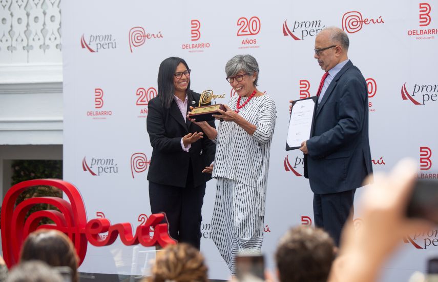 Carmen Rocío Arévalo Martos, presidenta ejecutiva de Promperú, concede el reconocimiento a Michelle Alexander, CEO de Del Barrio Producciones.