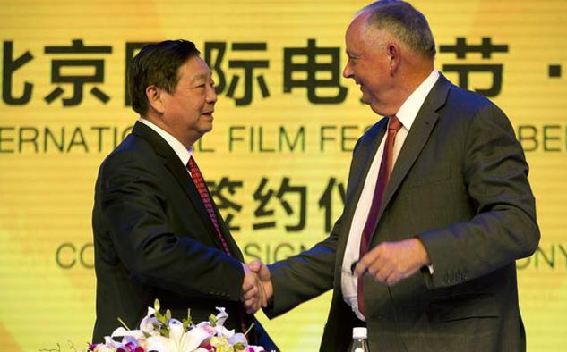 Li Shilin, izq.CEO de China's CITIC Guoan y Dick Cook, ex presidente de Disney