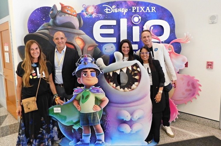 El equipo de LA Screenings de Disney Latinoamérica en el edificio Frank G. Wells en el lote de Disney en Burbank.