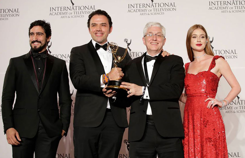 Los talentosos actores brasileños, Renato Góes y Marina Ruy Barbosa, presentadores del premio al mejor Programa de Primetime No Anglo, flanquean a Fernando Rovzar, fundador de la productora Lemon Films, y Roberto Ríos, de HBO Latin America. Sr. Ávila es una producción original de HBO Latin America, producida por Lemon Films.