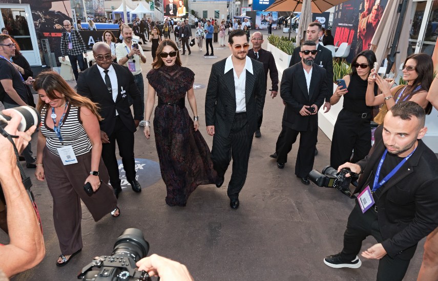 La pareja estelar de Eshref Rüya, Demet Özdemir y Çağatay Ulusoy, ingresando al MIPCOM de octubre pasado.