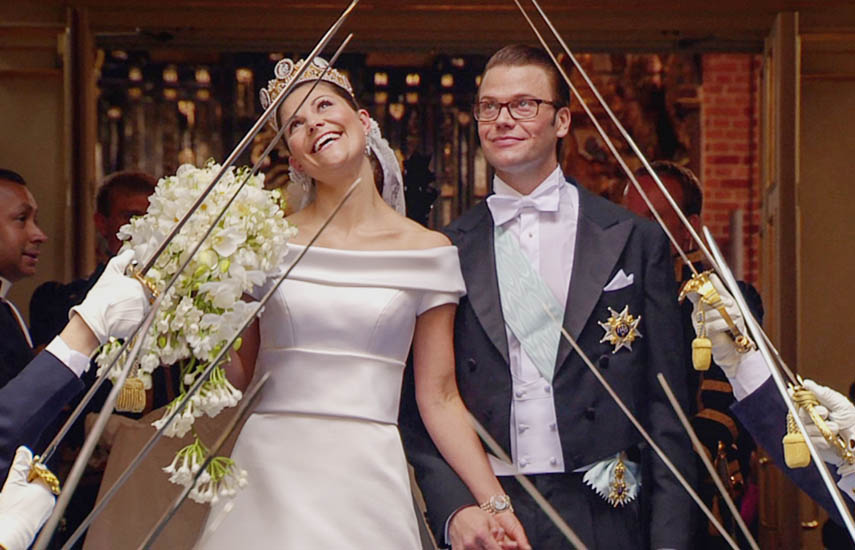 “Especiales Realeza, los vestidos de las bodas suecas”, destaca el atuendo que lució la princesa Victoria de Suecia en su boda con Daniel Westling.