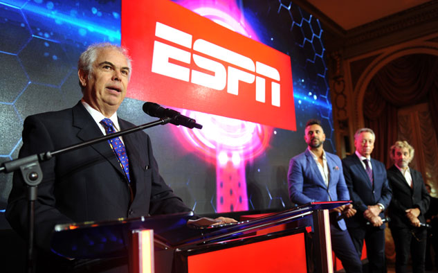 Guillermo Tabanera, VPS y gerente general de ESPN Latinoamérica, en la presentación, junto a los talentos Leo Montero, Quique Wolff y Mex Urtizberea.
