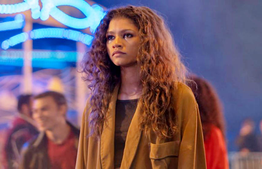 La serie sigue a Rue Bennett (Zendaya) quien, a los 17 años, es una drogadicta que lucha por encontrar el sentido a su futuro.