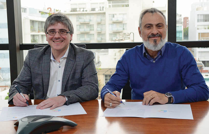Sergio Basich, CEO de América TV, y José D'Amato, director de Mediapro Argentina, firman el acuerdo estratégico en la ciudad de Buenos Aires.