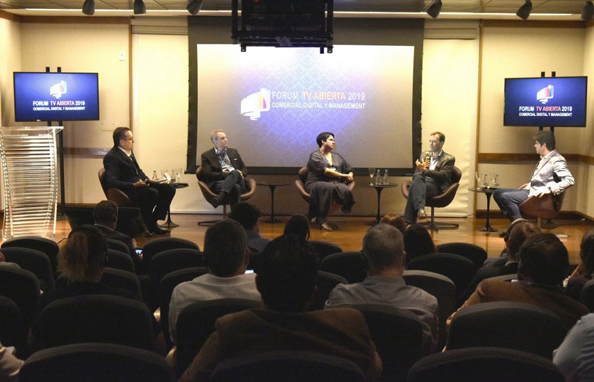 Otavio Bocchino, presidente de Communication Intelligence; Roberto Schmidt, director de Planeamiento Comercial de Globo; Flavia Molina, directora de Marketing de Globo; Eduardo Becker, director de Solución de Negocios en Contenido de Globo; y Raphael Corrêa Netto, director ejecutivo de Negocios Internacionales de Globo, en el el 12º Fórum de TV Abierta.