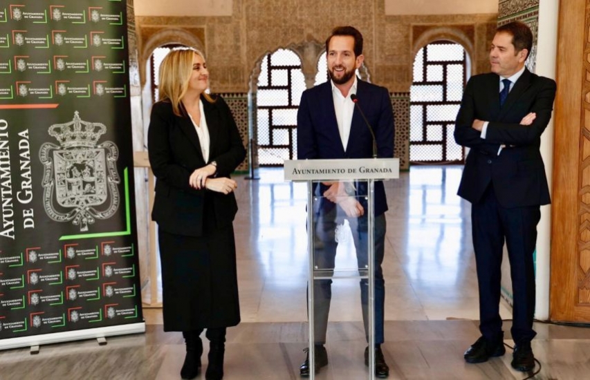 La alcaldesa de Granada, Marifrán Carazo, con Raúl Berdonés y Gerardo Cuerva en el acto de presentación de la alianza.