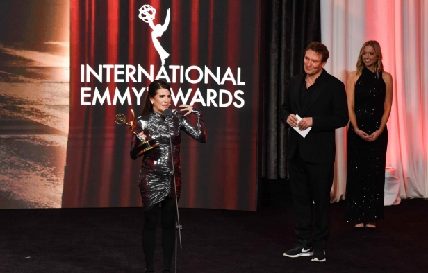 Karla Souza recibe su estatuilla por mejor actriz en los 51° International Emmy.
