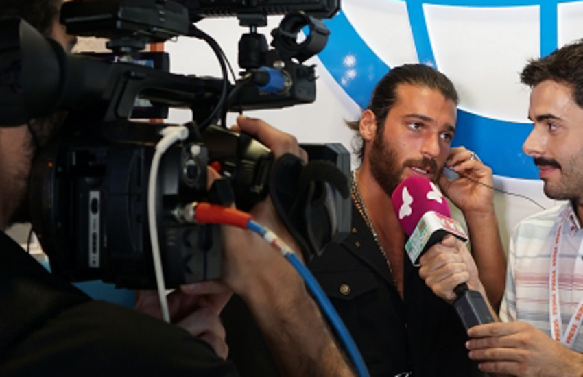 El actor turco Can Yaman entrevistado por una veintena de medios internacionales en el stand de Global Agency en el Palais des Festivals.