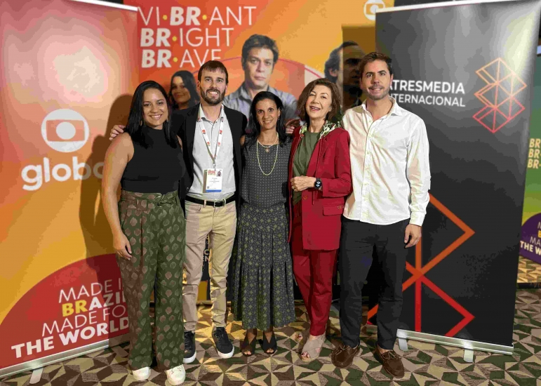 Regiane Marcílio, Orestes Aja Gurría, Angela Colla, Mar Martínez Reposo y Javier Nuche tras anunciar el acuerdo en Content Americas.