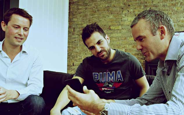 Grabyo El fundador de Grabyo, Will Neale, junto a la ex estrella del Barcelona y actual jugador del Chelsea de Inglaterra, Cesc Fábregas, y Gareth Capon, CEO de la start-up.