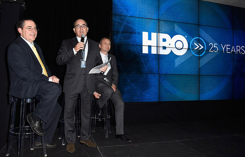 Emilio Rubio habla en la apertura del festejo de HBO en su centro de operaciones de Sunrise. A su lado, Enrique Cusco y Simon Sutton.