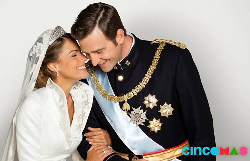 La produccción está protagonizada por Amaia Salamanca como Letizia y Fernando Gil como Felipe.