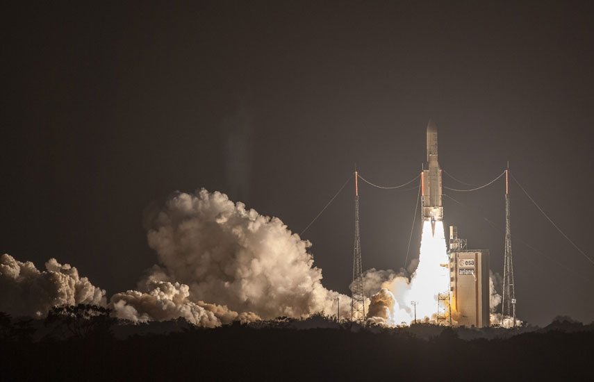 La partida de la nave Ariane 5 con la valiosa carga Intelsat en su parte superior.